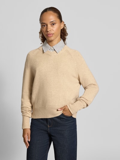 Frauenmodel trägt Regular Fit Pullover aus reinem Kaschmir Modell 'PADRE' von Weekend Max Mara in Beige, kombiniert mit dunkler Jeans, Damen Pullover von Weekend Max Mara, Nahaufnahme Oberkörper.