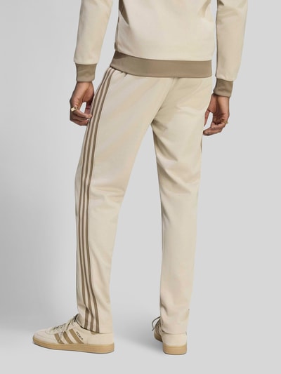 adidas Originals Slim Fit spodnie dresowe z mieszanki bawełny z kantami Piaskowy 5