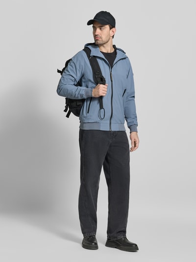 Männermodel trägt blaue Jacke mit Reißverschlusstaschen Modell 'MATTEO' von CARS JEANS aus Material-Mix mit Stretch-Anteil, Ganzkörperansicht von vorne.