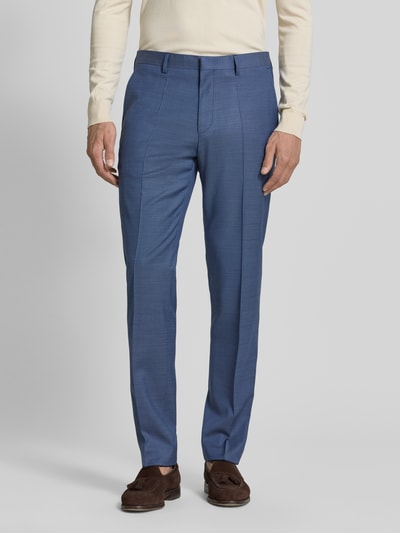 Männermodel trägt Regular Fit Anzughose aus Schurwoll-Mix von Roy Robson in Blau mit Bügelfalten, Nahaufnahme Unterkörper, Vorderansicht.