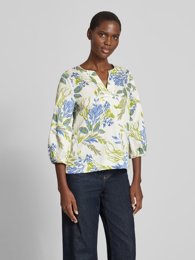 Frauenmodel trägt Bluse mit 3/4-Arm und Tunikakragen von ETERNA, weiß mit floralen Mustern, reine Baumwolle, Loose Fit, Ganzkörperansicht von vorne.