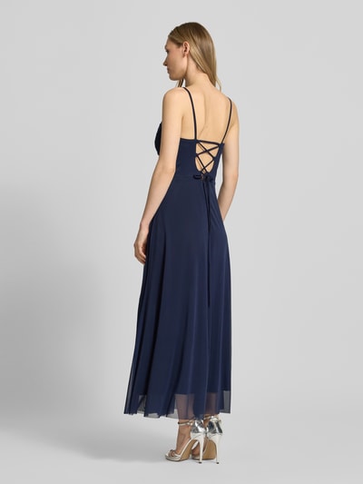 Männermodel trägt Cocktailkleid mit Drapierungen von TROYDEN COLLECTION, granatowy mesh, krój slim fit, długość midi, wodospadowy dekolt, szerokość w rozmiarze 36: 42 cm, długość tyłu w rozmiarze 36: 112 cm; całopostaciowy widok z tyłu.