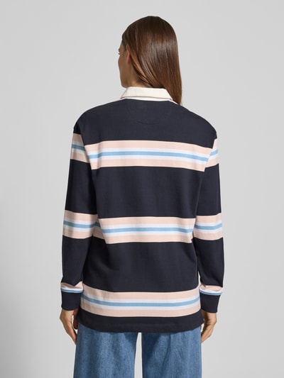 Frauenmodel trägt Longsleeve mit Polokragen und verdeckter Knopfleiste von JAKE*S STUDIO WOMAN, Baumwolle, Relaxed Fit, Rückansicht.