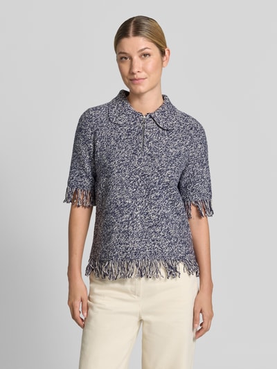 Frauenmodel trägt Strickshirt mit Reißverschluss und Fransen von Christian Berg Woman, meliert in Blau und Weiß, Baumwoll-Mix, Ganzkörperansicht von vorne.
