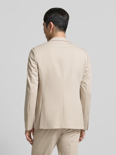 Männermodel trägt 2-Knopf-Sakko mit Reverskragen von MCNEAL in Beige, Material-Mix, Regular Fit, Rückenansicht, Ganzkörperansicht Rückansicht.