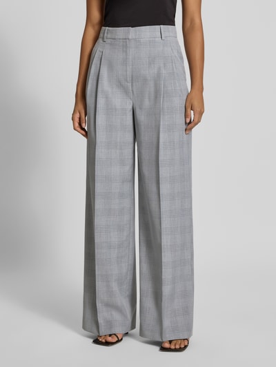 Frauenmodel trägt Weite Hose mit Viskose-Anteil von Jake*s, hellgraues Karomuster, glatte Textur, Damen Weite Hose von Jake*s Collection, Ganzkörperansicht von vorne.