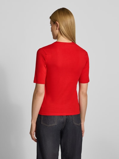 Vrouwenmodel draagt Regular Fit T-Shirt met v-hals van More & More in felrood, katoenmix, met korte mouwen, ruglengte maat 36: 58 cm, geheel achteraanzicht