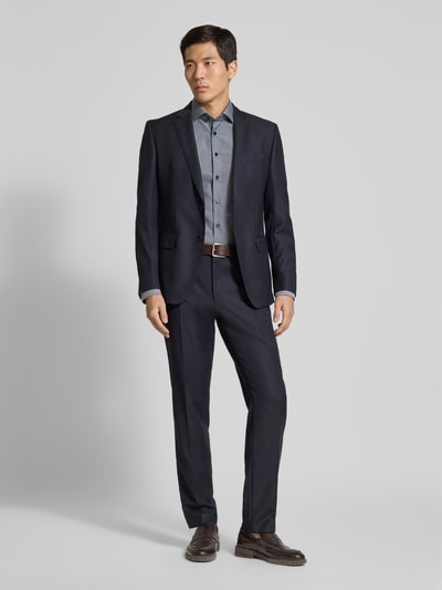 Mannelijk model draagt slim fit business-hemd met kentkraag van ETERNA, puur katoen, met lange mouwen, knoopsluiting, zakelijk, geheellichaamsaanzicht van voren.