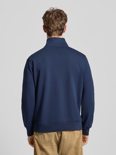 Männermodel trägt Regular Fit Troyer aus reiner Baumwolle von Levi's®, dunkelblau, gerippte Abschlüsse, Rückenlänge 72 cm, Ganzkörperansicht Rückansicht.