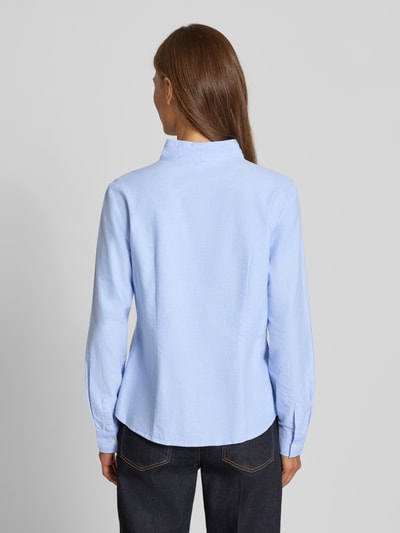 Frauenmodel trägt Regular Fit Hemdbluse aus reiner Baumwolle von Christian Berg Woman in Hellblau, glatte Struktur, Ganzkörperansicht Rückansicht. Rückenlänge bei Größe 36: 62 cm, Ärmellänge bei Größe 36: 63 cm, Stehkragen, durchgängige Knopfleiste, langärmeliges Design.