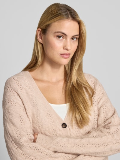 Frauenmodel trägt Regular Fit Cardigan aus Alpaka-Mix von Christian Berg Woman, Strick-Optik, V-Ausschnitt, Nahaufnahme Oberkörper.