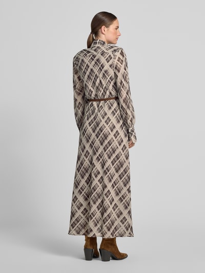 Vrouwenmodel draagt Tailliertes vrijetijdsjurk met all-over motief van Jake*s Collection in beige en bruin tinten, lange mouwen, Ganzkörperansicht Rückansicht.