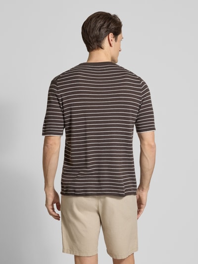 Männermodel trägt T-Shirt in Strick-Optik mit Kaschmir-Anteil von FTC-Cashmere, braun mit weißen Streifen, Baumwoll-Lyocell-Mix, Ganzkörperansicht Rückansicht