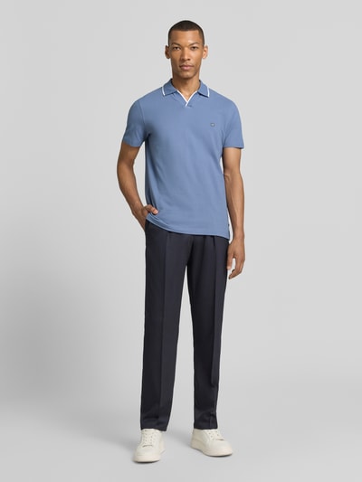 Mężczyzna model nosi Modern Fit Poloshirt mit Logo-Stitching od Christian Berg Men, czysta bawełna, krój modern fit, kołnierzyk polo, logo, długość pleców w rozmiarze M: 71 cm, widok całej sylwetki z przodu.