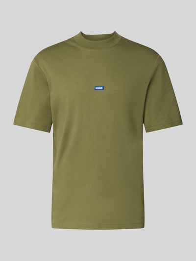 Produktfoto, oliwkowozielony t-shirt z krótkim rękawem, gładka struktura, logo HUGO na środku, Regular Fit T-Shirt aus reiner Baumwolle Modell 'NIEROS' von HUGO, kontekst: Męski t-shirt od HUGO Blue
