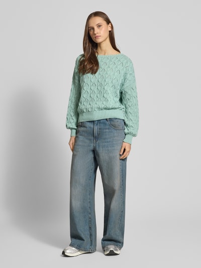 Frauenmodel trägt Relaxed Fit Pullover aus Baumwoll-Mix Modell 'BRYNN' von ONLY in Optik: Unifarben, Strick, Ganzkörperansicht von vorne.