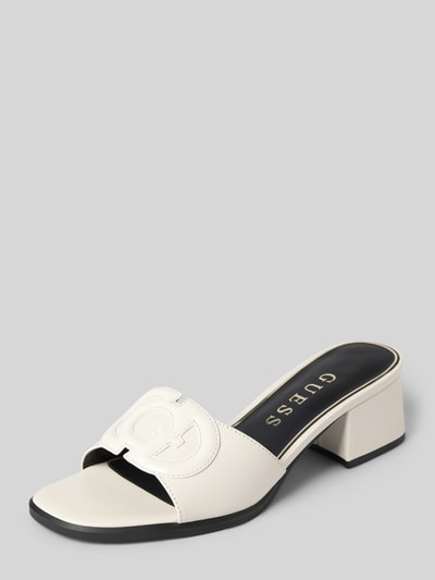 Produktfoto, Sandalette aus echtem Leder Modell 'CERINNA' von Guess, abgerundete Form, offene Ferse, Label-Applikation, glatte Sohle, Blockabsatz, Absatzhöhe 6 cm, dezente helle Farbe, klare Linien, ebene Textur.