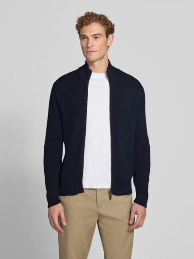 Männermodel trägt Strickjacke mit Stehkragen Modell 'LEVI' von MCNEAL in Dunkelblau, glatte Textur, Ganzkörperansicht von vorne, Herren Strickjacke Baumwoll-Mix, gerader Schnitt, Zwei-Wege-Reißverschluss, Rückenlänge 71 cm, Ärmellänge 70 cm.