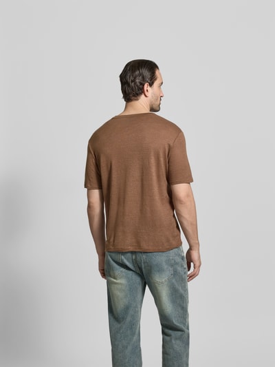 Männermodel trägt Regular Fit T-Shirt aus reinen Leinen von Officine Générale, semitransparent, kurzärmelig, Rückansicht, Ganzkörperansicht.