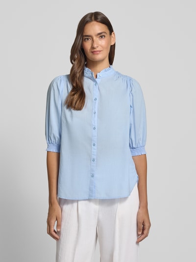 Frauenmodel trägt Regular Fit Bluse mit Stehkragen Modell 'CALISTE' von Soyaconcept aus reiner Baumwolle mit Puffärmel, Knopfleiste; Ganzkörperansicht von vorne.