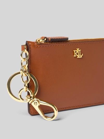 Produktfoto, Anhänger aus Leder mit Reißverschluss und Label-Applikation von Lauren Ralph Lauren in Braun mit Spaltring, Karabiner, goldfarbenen Details, echtes Leder
