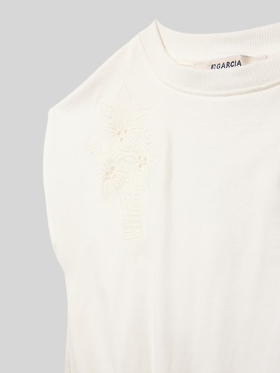 Mädchen trägt Regular Fit T-Shirt mit Motiv-Stitching von Garcia aus Reine Baumwolle mit Zierknoten, Kindergrößen, Nahaufnahme Oberkörper.