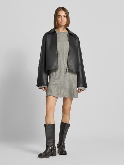 Vrouwenmodel draagt grijs eng anliegend vrijetijdsjurk uit viscosemix model 'MICHELLA' van ONLY, Dames tricotjurk, volledig aanzicht van voren