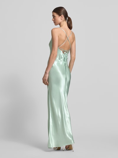 Frauenmodel trägt Regular Fit Abendkleid aus Viskose-Mix von Jake*s Cocktail in zartem, mintfarbenem Satin mit Rückenausschnitt und Schnürverschluss, Gehschlitz sowie Spaghettiträger, Ganzkörperansicht Rückansicht.