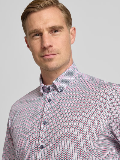Männermodel trägt Regular Fit Freizeithemd mit Button-Down-Kragen von bugatti, Allover-Look, reine Baumwolle, Nahaufnahme Oberkörper.