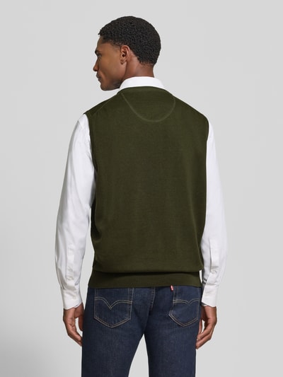 Männermodel trägt Regular Fit Pullunder aus reiner Baumwolle mit Logo-Stickerei von Fynch-Hatton, dunkelgrün, Rückenansicht, KI-modifiziertes Bild.