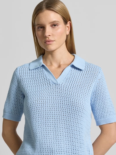 Vrouwenmodel draagt gebreide pullover met polokraag en 1/2-mouwen model 'DENEFA' van Soyaconcept, puur katoen, relaxed fit, lichtblauw, nahaufnahme bovenlichaam.
