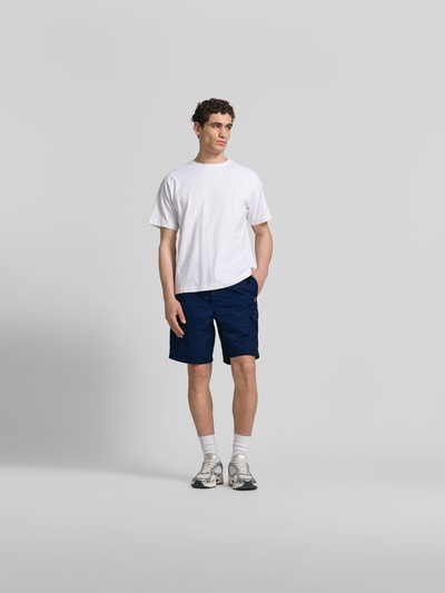 Männermodel trägt Regular Fit Shorts mit Cargotaschen von Kenzo in Dunkelblau, elastischer Bund mit Tunnelzug, Ganzkörperansicht von vorne.
