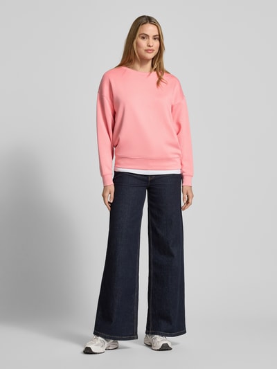 Kobiecy model nosi różowy Sweatshirt aus Viskose-Mix mit Rundhalsausschnitt Modell 'Ima' od MSCH Copenhagen, luźny krój, całkowity widok z przodu.