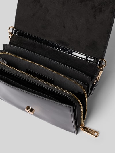 Produktfoto, Shoulder Bag mit Label-Applikation Modell 'EMBER' von VALENTINO BAGS in glänzendem Schwarz mit goldfarbenem Magnetverschluss, mehrere Innenfächer, Detailaufnahme der offenen Tasche