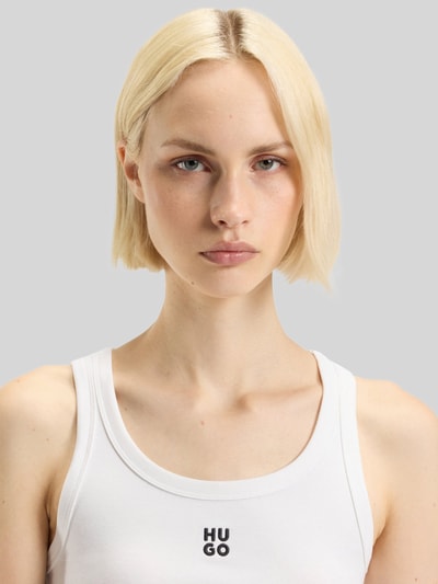 Frauenmodel trägt Slim Fit Tank Top aus Baumwoll-Mix Modell 'DATAMIA' von HUGO in Weiß, unifarben mit Label Stitching, Nahaufnahme Oberkörper.