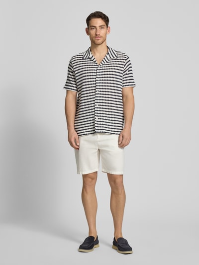 Männermodel trägt Relaxed Fit Poloshirt aus Baumwoll-Mix Modell 'DYLAN' von SELECTED HOMME, Optik: Allover-Muster, Feinstrick, Ganzkörperansicht von vorne.