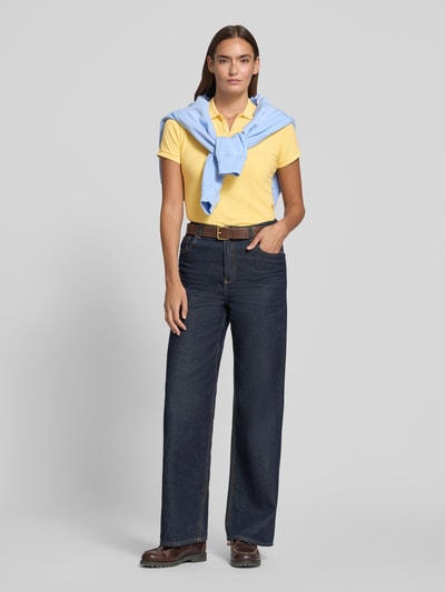 Vrouwenmodel draagt Regular Fit poloshirt uit katoenmix model 'JULIE' van Polo Ralph Lauren in look: effen met gestikt logo, lange mouw, mouwboord geribd, rompzoom met zijsplitten, materiaalverwerking piqué, materiaal katoenmix. Ganzekörperansicht van voren.