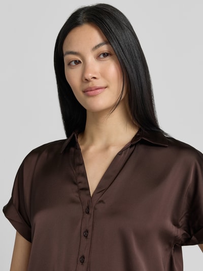 Vrouwenmodel draagt satijnlook dames blouse van Vila, regular fit, model 'ENNA RAVENNA', V-hals, knoopsluiting, mouwen met omslag, ruglengte maat 36: 59 cm, detailopname bovenlichaam.