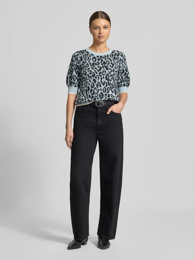 Vrouwenmodel draagt Regular Fit Kurzarm Pullover met Alpaka-Anteil Modell 'Kaston' van JOOP!, dierenpatroon, geribbelde boorden, allover-stitching, korte mouwen, ronde hals, materiaal-mix, lengte 54 cm, mouwlengte 33 cm, vooraanzicht volledig lichaam.