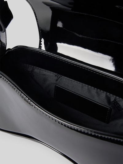 Produktfoto, Shoulder Bag mit Überschlag von Diesel, glatte schwarze Optik, Logo-Detail innen, Magnetverschluss, Hauptfach sichtbar