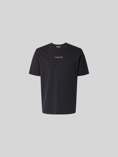 Produktfoto, schwarzes Regular Fit T-Shirt aus Baumwolle von MAISON KITSUNÉ mit Rundhalsausschnitt und Label-Stitching auf grauem Hintergrund.