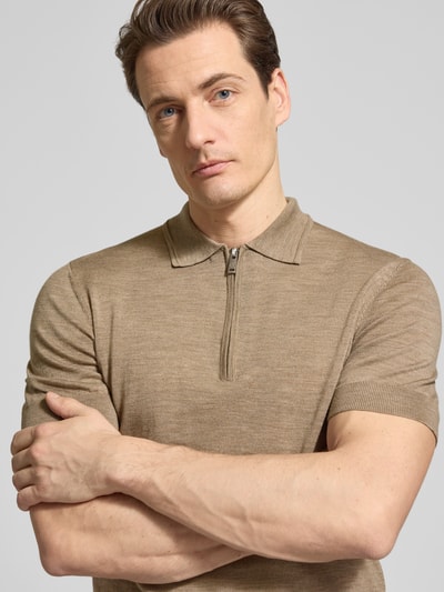 Männermodel trägt Slim Fit Poloshirt aus reiner Wolle von Matinique in Strick-Optik, Polo-Kragen, elastische Abschlüsse, Nahaufnahme Oberkörper.