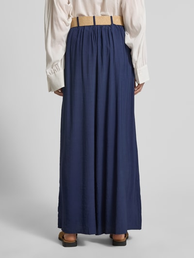 Frauenmodel trägt Wide Fit Jeans aus Viskose-Mix mit Bundfalten von Apricot in Dunkelblau mit Abnehmbarer Gürtel, Bundweite 35 cm, Innenbeinlänge 76 cm, Ganzkörperansicht Rückansicht.