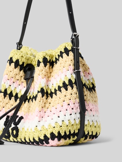 Produktfoto, Beuteltasche aus Strick Modell 'NEEKO CR_DRAWSTRING' von HUGO in Optik: Allover-Muster mit Zugband, Label-Schriftzug, Tragehenkel, Materialverarbeitung: Strick, Hauptfach, Einschubfach innen, Applikation, gelb-rosa-schwarz-weiß gemustert, grobe Häkelstruktur