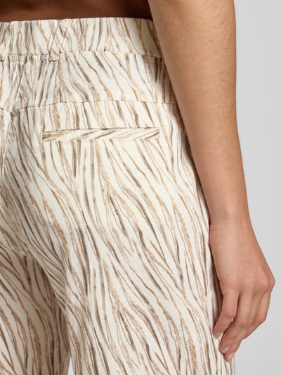 Frauenmodel trägt Slim Fit Culotte aus Leinen-Mix Modell 'PAM CULOTTE' von Raphaela By Brax mit Optik:Allover-Muster, Paspeltaschen, Nahaufnahme Rückansicht.