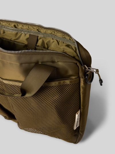 Produktfoto, Laptop-Tasche mit abnehmbarem Trageriemen von AY STUDIOS in Olivgrün mit Reißverschlussfächern und Netzstruktur, Kontext: Herren Laptop-Tasche, Hauptfach mit Reißverschluss, Außentaschen, Schulterriemen 98 cm, Maße 42x32x7 cm