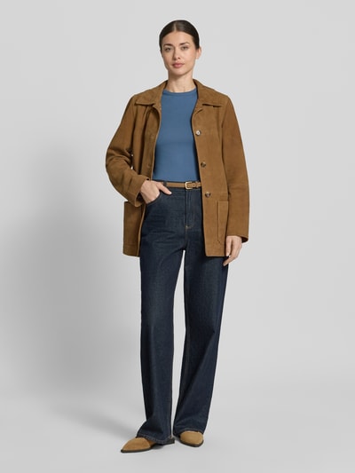 Frauenmodel trägt T-Shirt mit Feinripp und Rundhalsausschnitt von Jake*s Casual, Blau, Baumwoll-Mix mit Stretch-Anteil, Slim-Fit, Ganzkörperansicht von vorne.