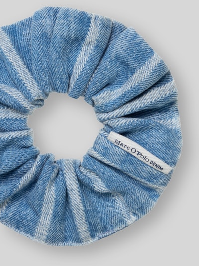 Produktfoto, Scrunchie aus reiner Baumwolle - Special Drop von Marc O'Polo Denim mit Denim-Optik, Label-Patch und gestreiftem Muster.