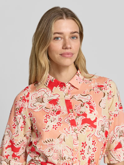 Frauenmodel trägt Hemdblusenkleid aus Reine Viskose von Soyaconcept, Modell 'FALDINE', florales Muster, Knopfleiste, Nahaufnahme Oberkörper.