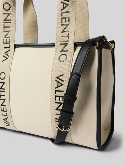 Produktfoto, kremowa torebka z czarnymi detalami, uchwyt i pasek na ramię VALENTINO BAGS z logo, model 'CANDLE', szerokość w rozmiarze 1: 35 cm, długość w rozmiarze 1: 27 cm, głębokość w rozmiarze 1: 14 cm, długość paska na ramię w rozmiarze 1: 128 cm, główna przegroda z zamkiem błyskawicznym, detale z logo